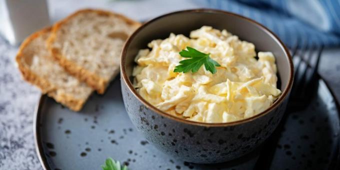 Salat mit Tintenfisch, Eiern und Käse