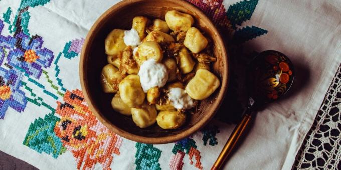 Knödel mit Zwiebeln und Grieben