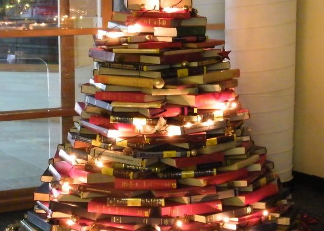 Weihnachtsbaum aus Büchern: Wie das Haus für das neue Jahr dekorieren