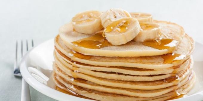 Was für das Frühstück kochen: Amerikanische Pfannkuchen mit Honig und Bananen
