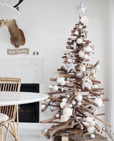 Weihnachtsbaum aus Sticks: Wie das Haus für das neue Jahr dekorieren