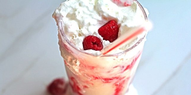 Milkshake mit Erdbeeren und weißer Schokolade