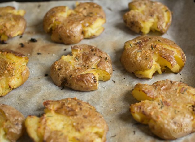 So kochen Sie Ofenkartoffeln im Ofen: Legen Sie die Kartoffeln auf ein Backblech