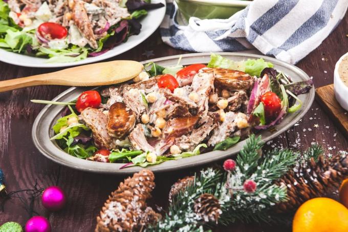 Neujahrs Tabelle aus der „Food Party“: Nicoise mit gebackenem Rindfleisch und Speck