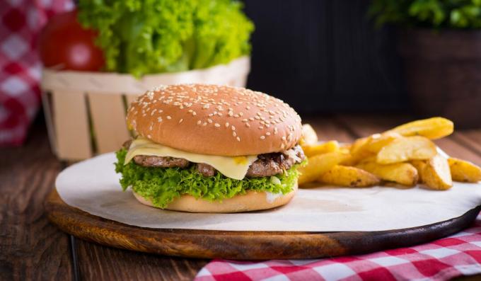 Einfache Cheeseburger mit Rindfleisch-Patty