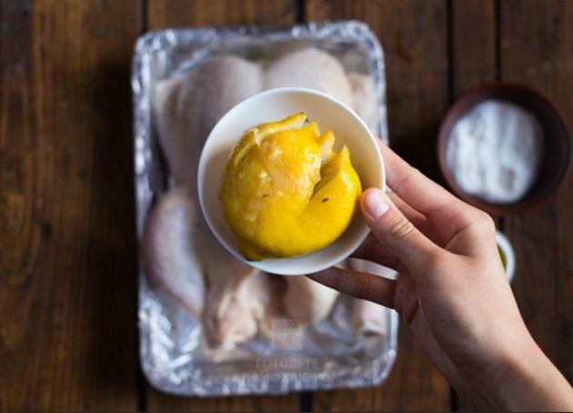 Ofenhuhn mit Zitrone: Zitrone hinzufügen