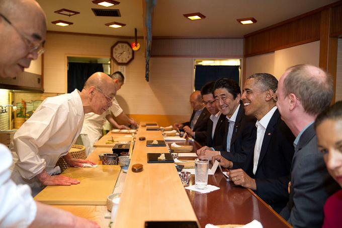 Jiro Ono und Barack Obama. Vor dem Weißen Haus von Washington, DC - P042314PS-0082, Public Domain, https://commons.wikimedia.org/w/index.php? curid = 34426375