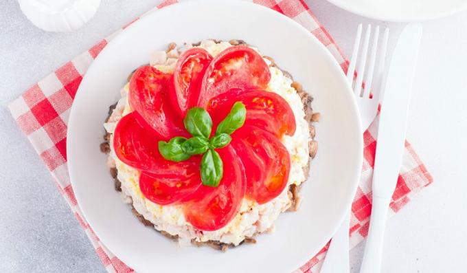 Geräucherter Hühnersalat mit Tomaten und Champignons