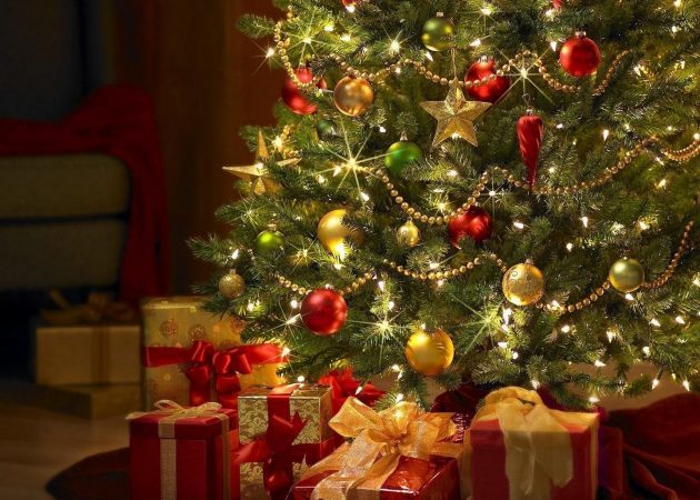 Dekorieren Sie einen Weihnachtsbaum: Kugeln und Lametta