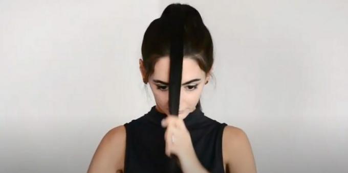 Frauenfrisuren für ein rundes Gesicht: Teilen Sie den Pferdeschwanz in zwei Teile