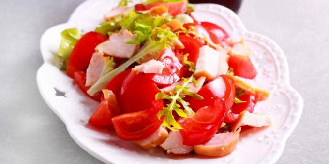 Salat mit geräuchertem Hähnchen und Tomaten
