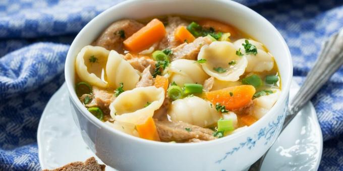 Suppe mit Sojafleisch und Nudeln