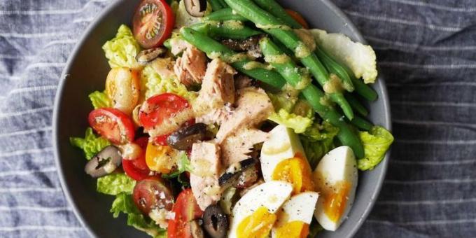 Salat mit Eiern, Thunfisch, Oliven und grünen Bohnen