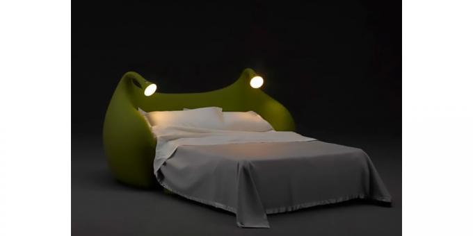 Bett mit Nachttischlampen
