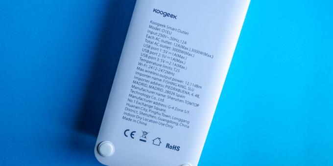 Intelligente Steckdosenleiste Koogeek O1EU: Es gibt sechs Gummifüße und detaillierte technische Daten auf der Rückseite