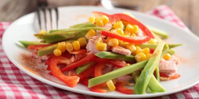 Salat mit Schinken, Mais und Paprika