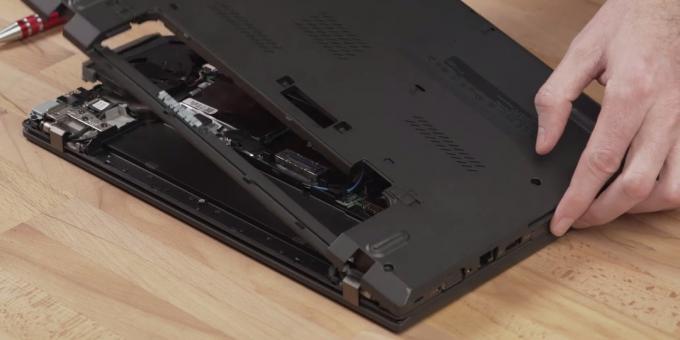 So schließen Sie eine SSD an einen Laptop an: Entfernen Sie die Abdeckung