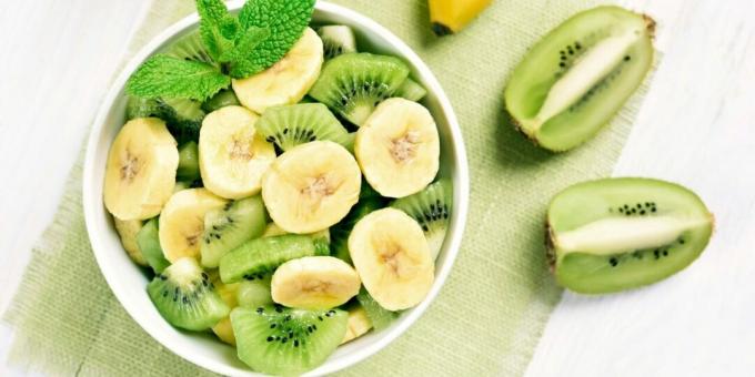 Salat mit Bananen und Kiwi