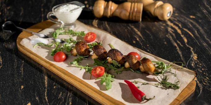 Champignons mit Balsamicosauce und Butter auf dem Grill