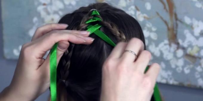 Frisuren für Mädchen für das neue Jahr: beginnen, das Band in Zöpfen flechten