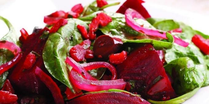 Warmer Salat aus gekochten Rüben, Tomaten und Spinat