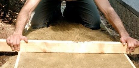 Wie man einen Garten Weg machen: verteilt den Sand