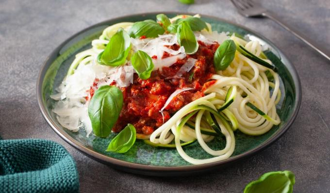 Zucchini-Spaghetti mit Bolognese-Sauce