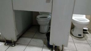 15 schreckliche Toilettenentwürfe in Bars und Schulen