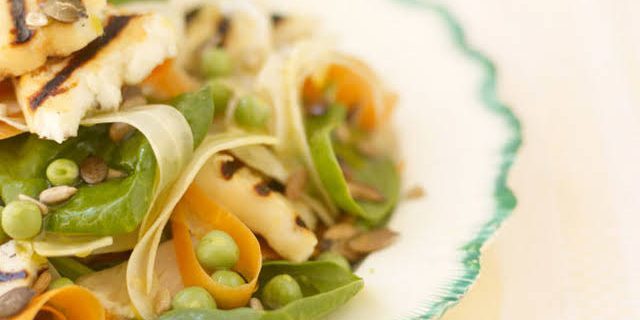 Salat mit Spinat und Käse überbacken