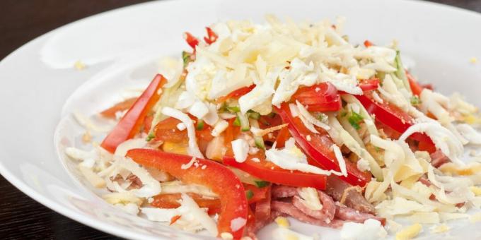Salat mit geräucherter Wurst, Käse und Pfeffer