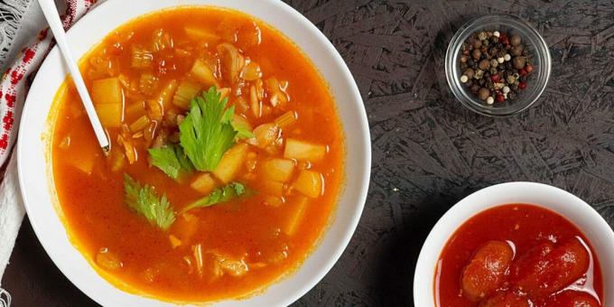 Suppe mit Thunfischkonserven und Tomaten