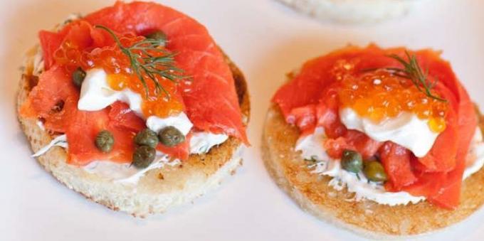 Sandwiches mit rotem Kaviar und roten Fischen