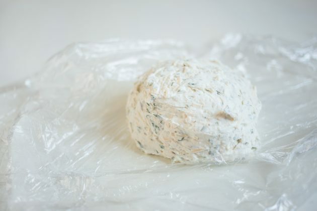Käsesnack: Formen Sie die Mischung zu einer Kugel