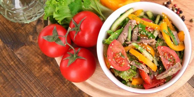 Salat mit Rindfleisch und Gemüse