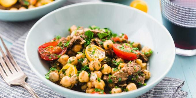 Salat mit Rindfleisch, Kichererbsen und Tomaten