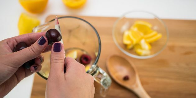 Wie man Kirschlimonade macht: Beeren hinzufügen