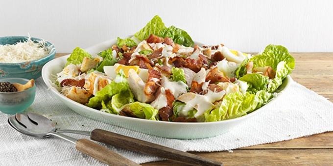 Caesar Salat mit Huhn, Pilzen und Speck