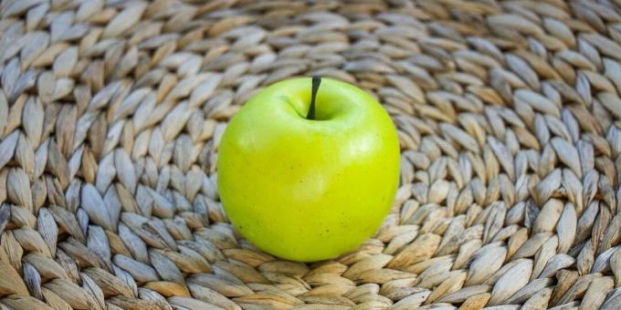Wie Sie Knoblauch- und Zwiebelgeruch aus Ihrem Mund entfernen: Essen Sie einen Apfel