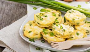 Mini Frittats mit Feta, Erbsen und Kräutern