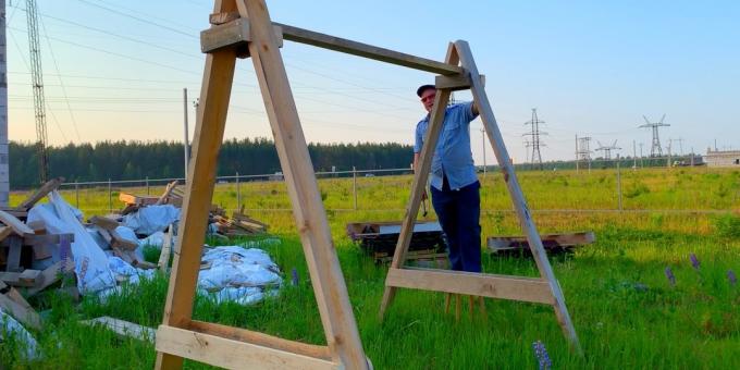 An dem Querträger an der Oberseite des Buchstaben „A“ legt ein Stück Platte 200 × 50 2 m und Nagel