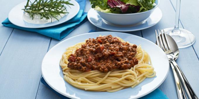 Pasta mit Tomaten und Hackfleisch