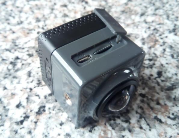 Cube 360: microSD-Steckplatz und Micro-USB-Anschluss