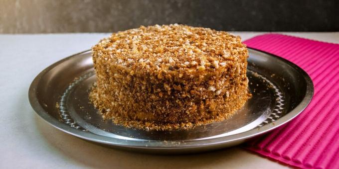 Schokoladenkuchen mit gekochter Kondensmilch und Sauerrahm: ein einfaches Rezept