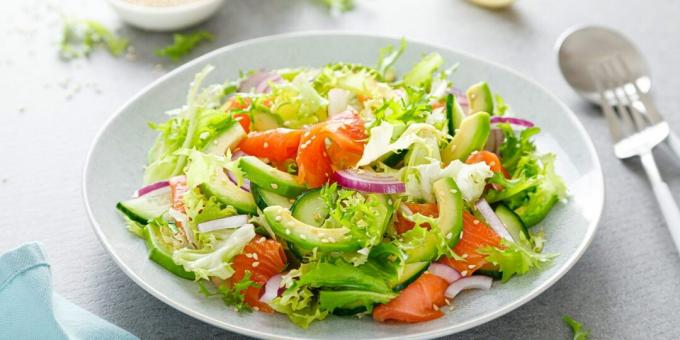 Salat mit rotem Fisch und Avocado