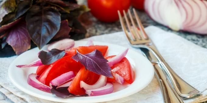 Salat mit Basilikum und Tomaten