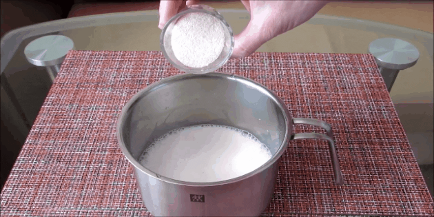 Wie Brei kochen: Gießen Sie in einen Topf mit Milch und Wasser bestreichen und in der Grieß