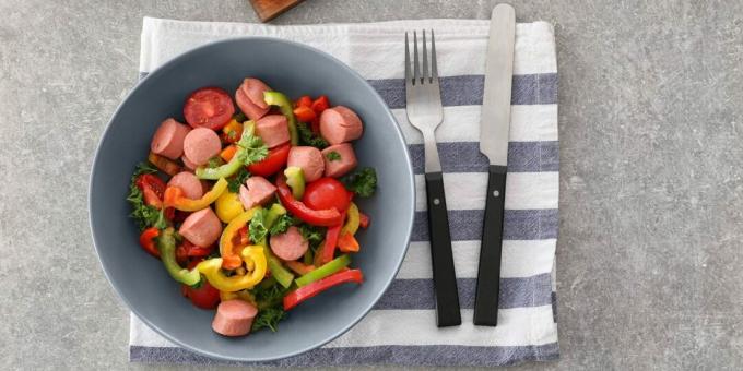 Salat mit Würstchen, Tomaten und Paprika