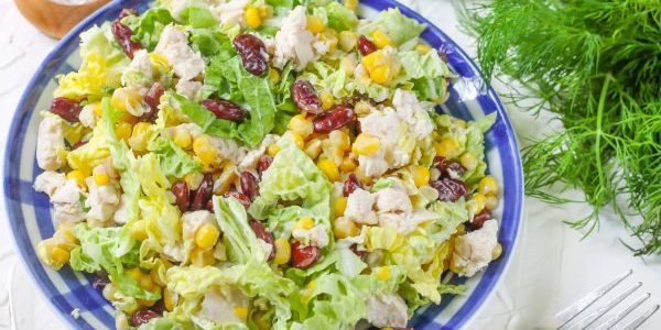 Salat mit Bohnen, Huhn, Mais und Chinakohl