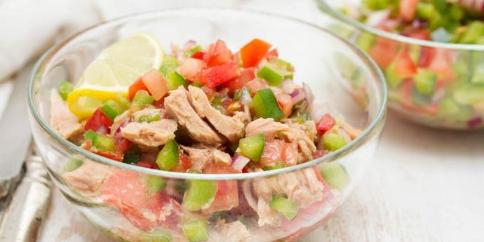 Schneller Salat mit Thunfischkonserven und Gemüse