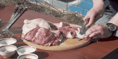 Wie kochen barbecue: Entfernen Adern und Knochen und ein Stück des gleichen Würfel geschnitten